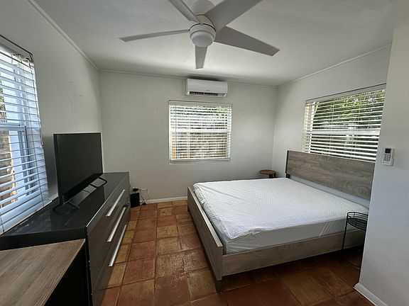 5th image of 2703 NE 6th Ln APT 2