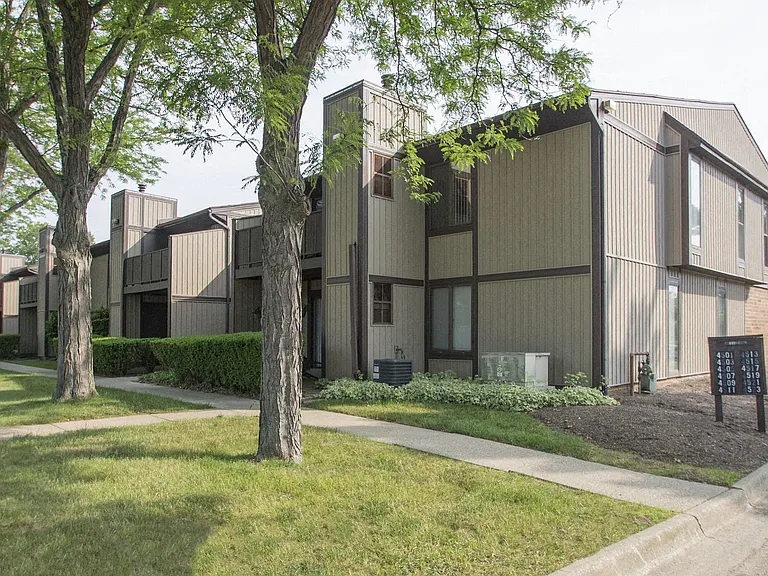 London Square Apartments — Photo 2