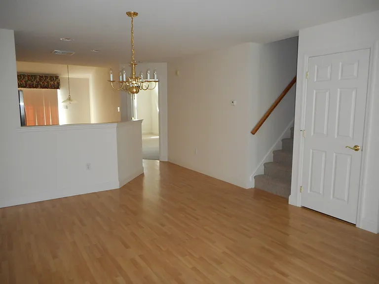 527 Oak Hill Ln — Photo 8