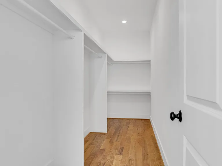 976 Dunning St — Photo 7