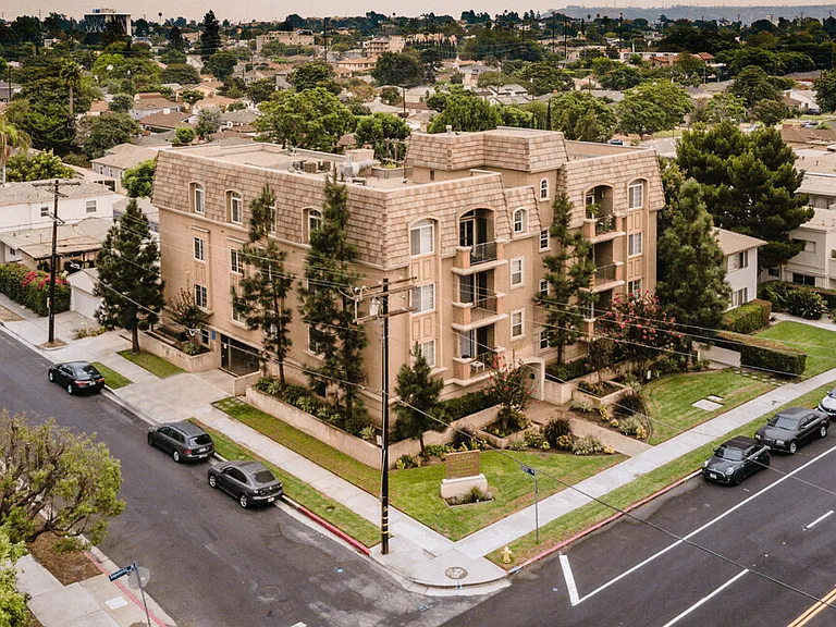 Lido Apartments - 2810 S Sepulveda — Photo 8