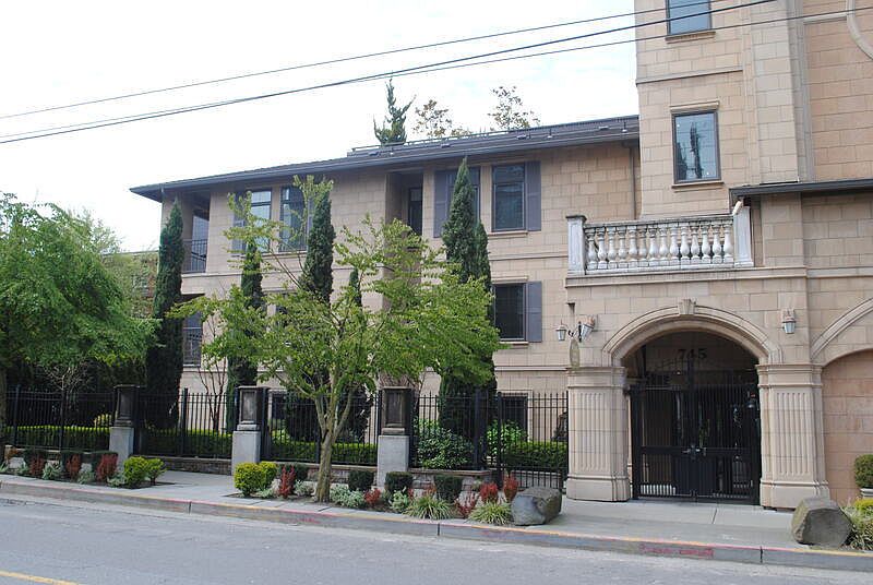 1st image of 745 Bellevue Ave E APT 204