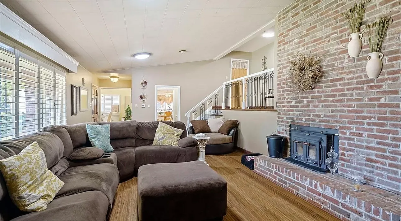 6 bed, 2535 sqft, $850 — Photo 2