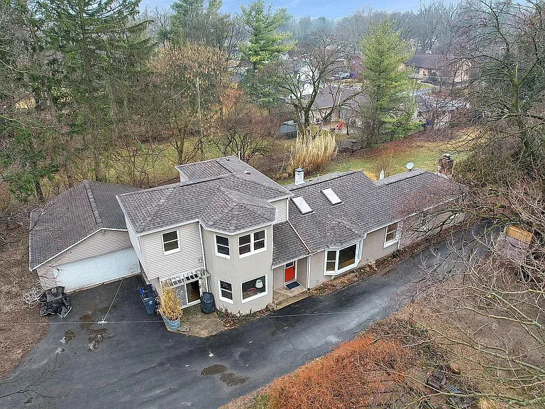 2751 Clifton Rd — Photo 2