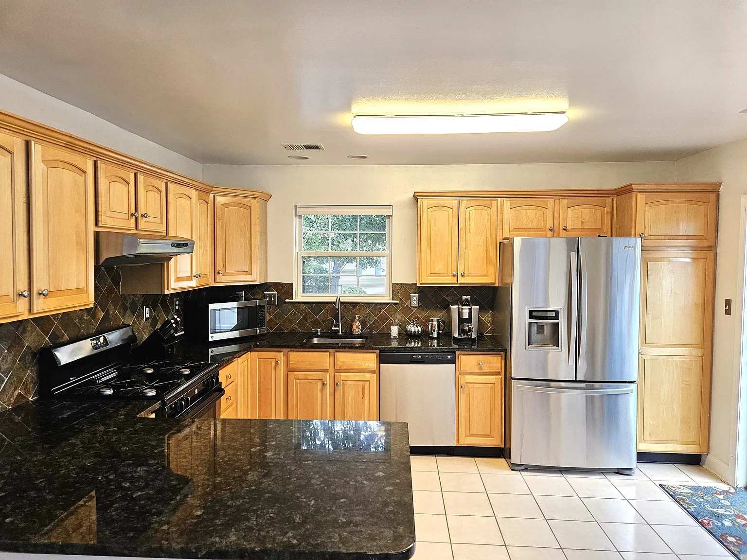 3 bed, 2.5 bath, 1964 sqft, $3,700 — Photo 2