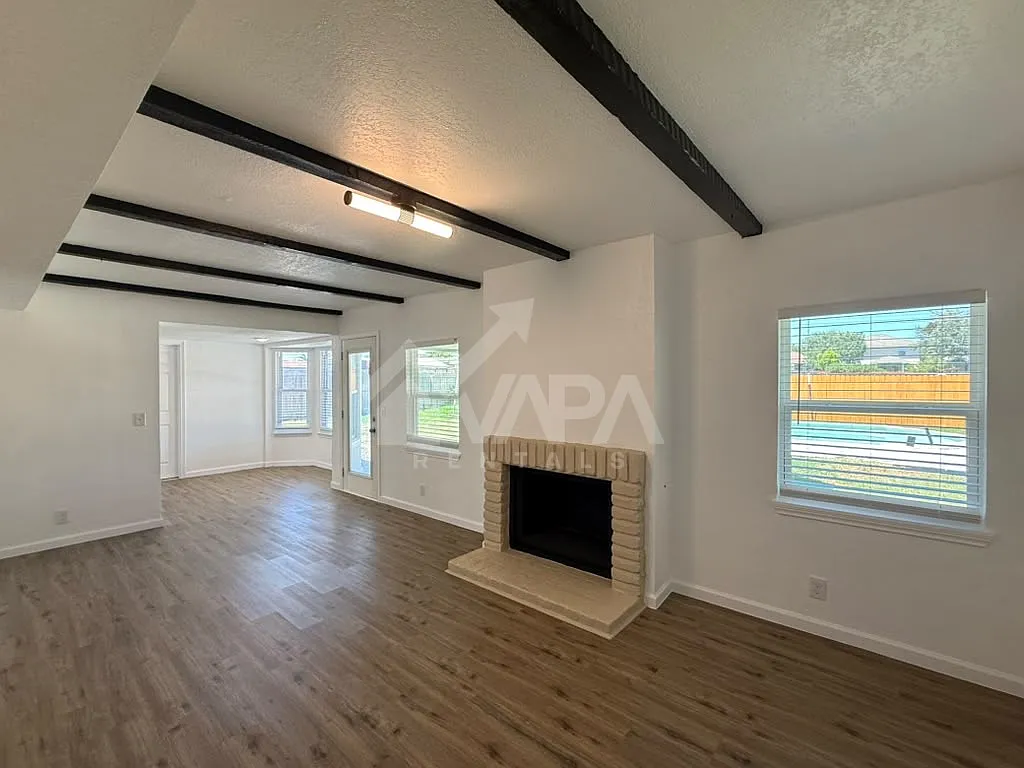 5 bed, 2.5 bath, 2134 sqft, $3,000 — Photo 4