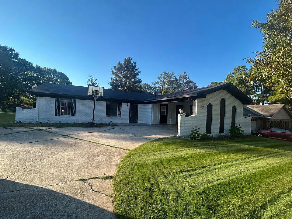 1st image of 411 Hacienda Cir