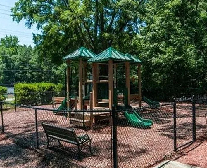Manchester Place Apartments — Photo 25