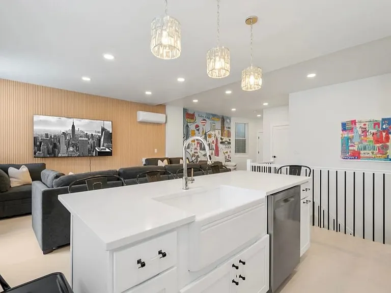 161 Broadway #2R — Photo 4