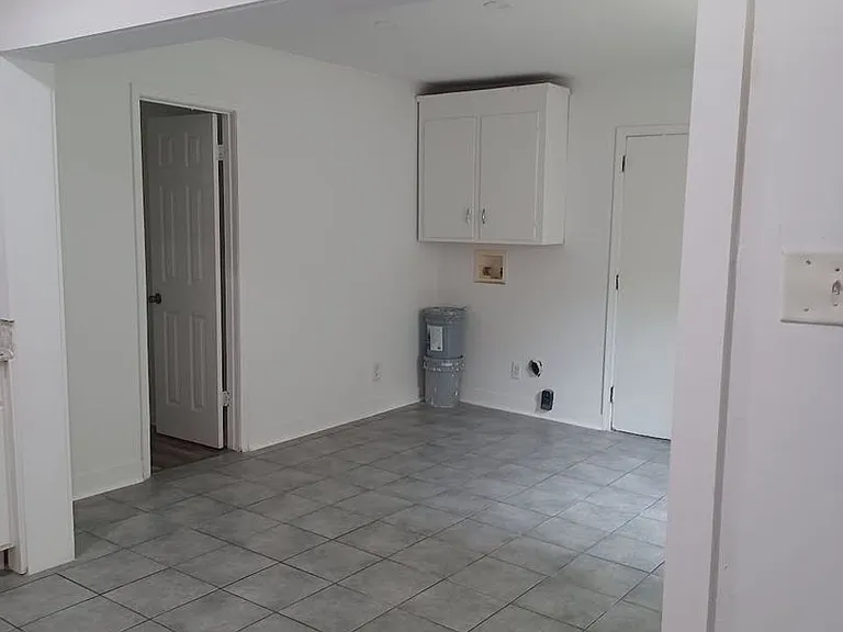 955 Cloverdale Dr — Photo 5