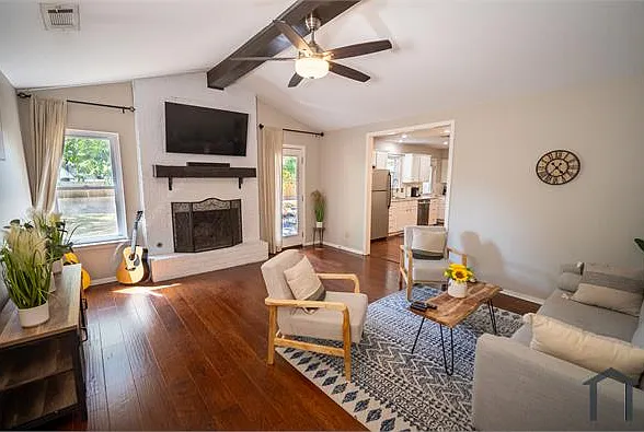 4 bed, 1660 sqft, $2,880 — Photo 2
