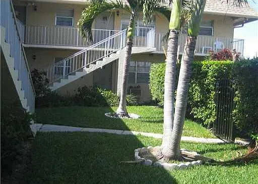 301 W Ocean Ave — Photo 3