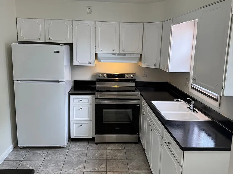 Spacious 3 Bedroom 2 Bath Townhome with Garage Available Now Great Location! — Photo 23