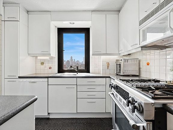4th image of 111 E 85th St #20D