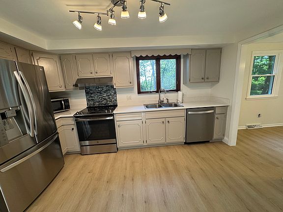 4th image of 224 Oakridge Ter
