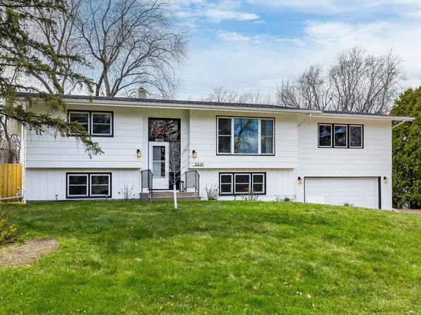2439 Churchill St, Roseville, MN 55113