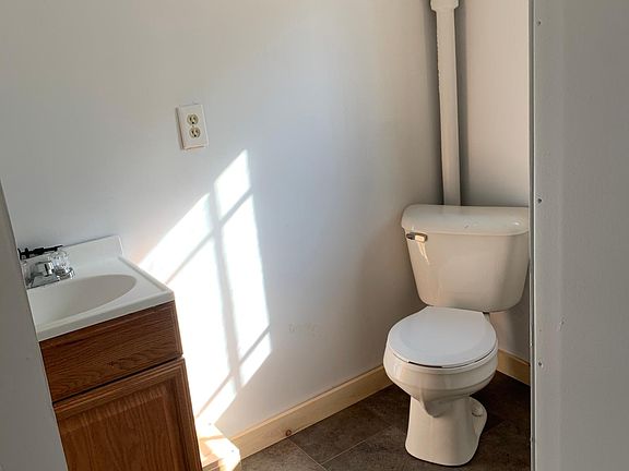 4th image of 651 Maple Ave #1