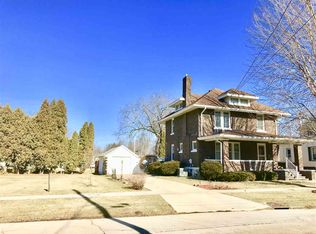 528 W Chestnut St, Freeport, IL 61032