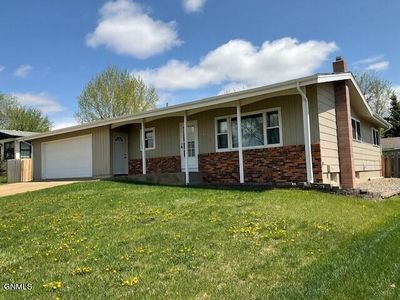 858 Elm Ave, Dickinson, ND, 58601