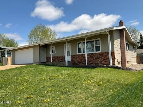 858 Elm Ave, Dickinson, ND 58601