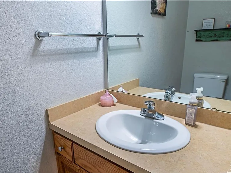 2335 Surrey Dr — Photo 5