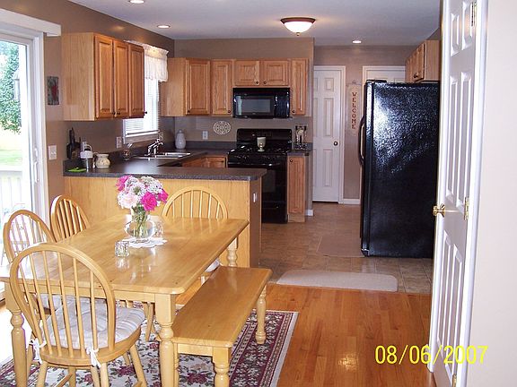 Dining Area 10'6" X 8'6" w/ Slider to Deck