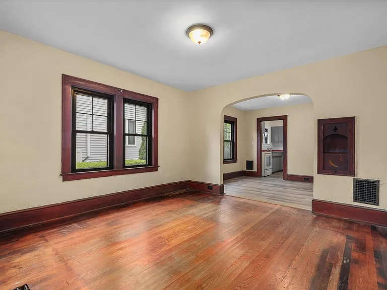 37 Yates Ave — Photo 6