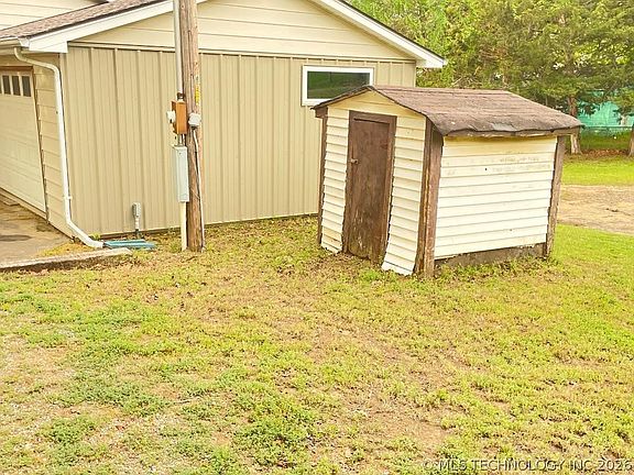 3rd image of 429728 E 1147th Rd