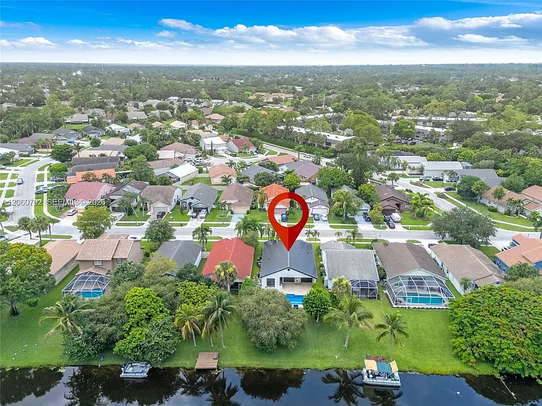 758 Lake Wellington Dr — Photo 38