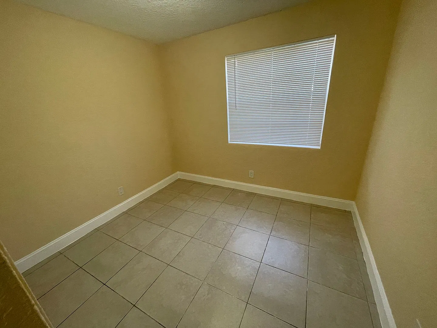 4/2 Home for rent, all tile floor, granite counter tops, new cabinetry, central ac. — Photo 1