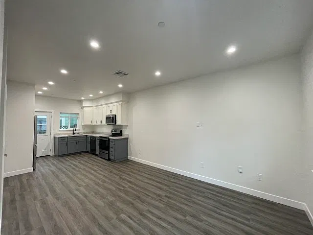 3 bed, 2.5 bath, 1450 sqft, $4,650 — Photo 4