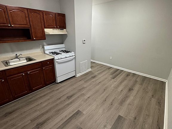 2nd image of 117 Redwood Ave #2