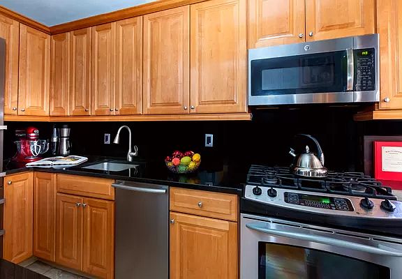 3rd image of 319 E 50th St APT 2E