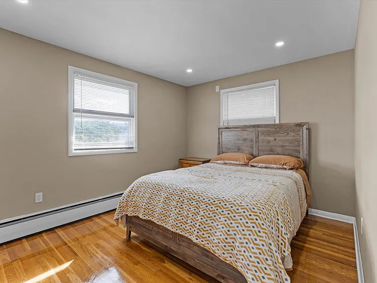 1016 E Elm St — Photo 10