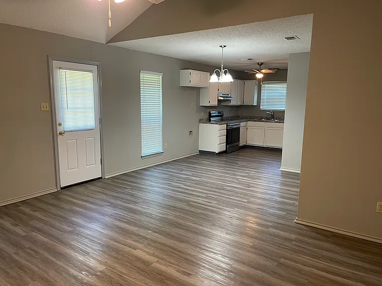1208 Sandstone Dr — Photo 3