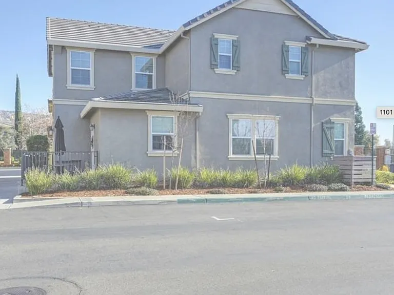 1101 Veranda Ct — Photo 2
