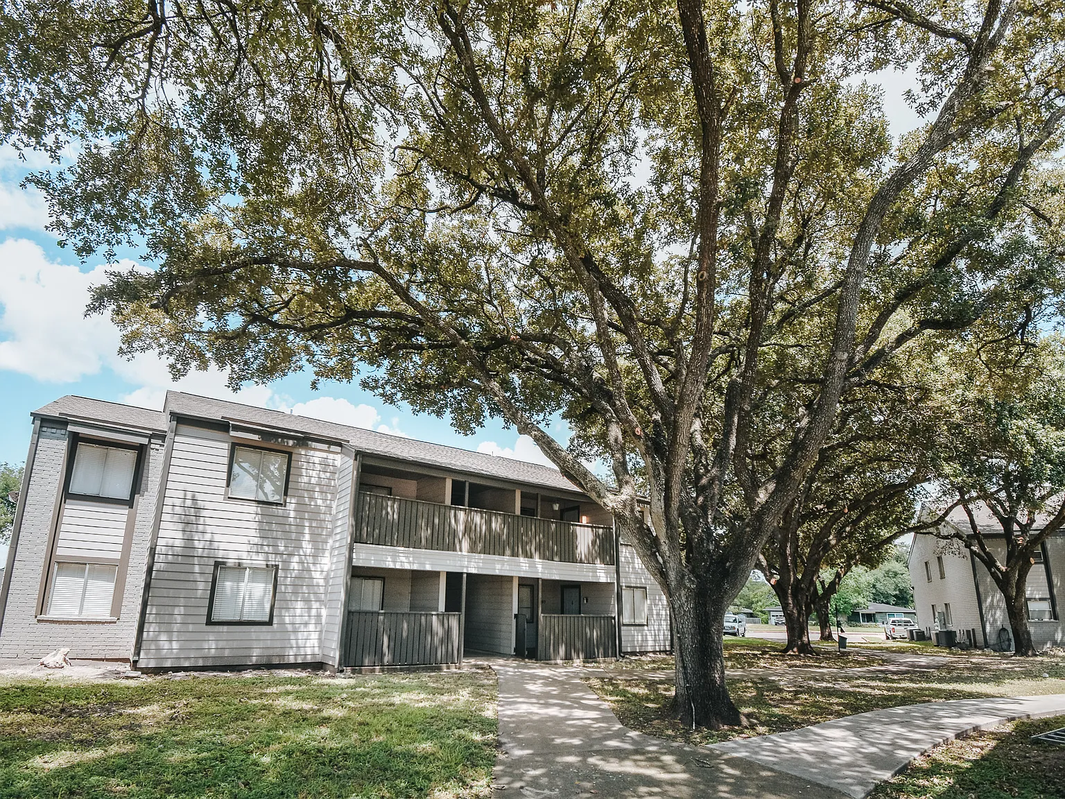 Parkwood Apartments — Photo 4