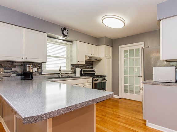 5th image of 1340 Waterbury Ln