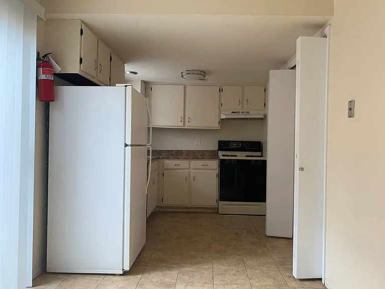 517 Vermont St NE — Photo 2