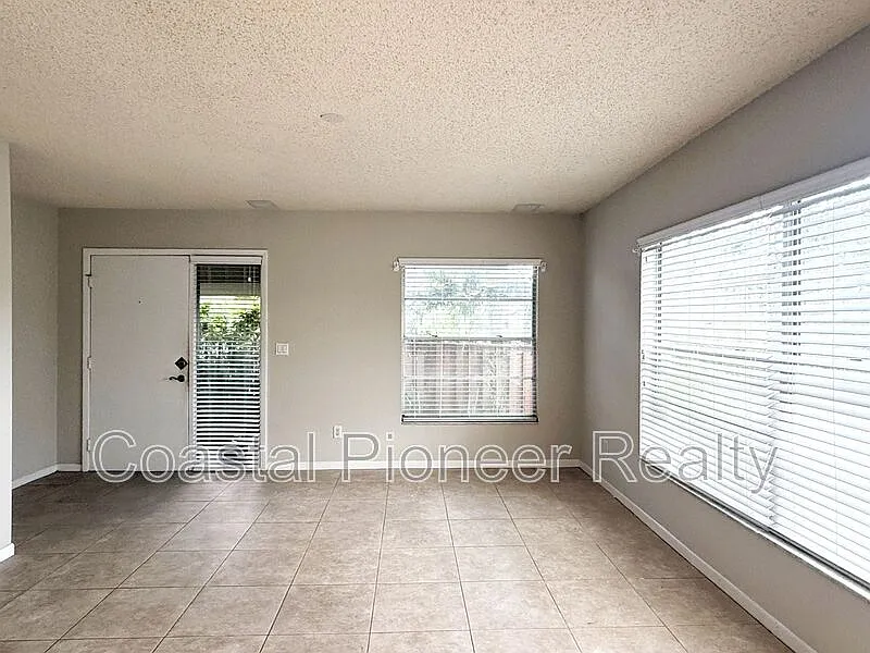 3 bed, 2.0 bath, 1160 sqft, $2,150 — Photo 2