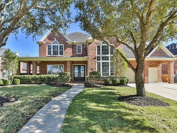 Long private walkway up to the home, beautiful mature trees!