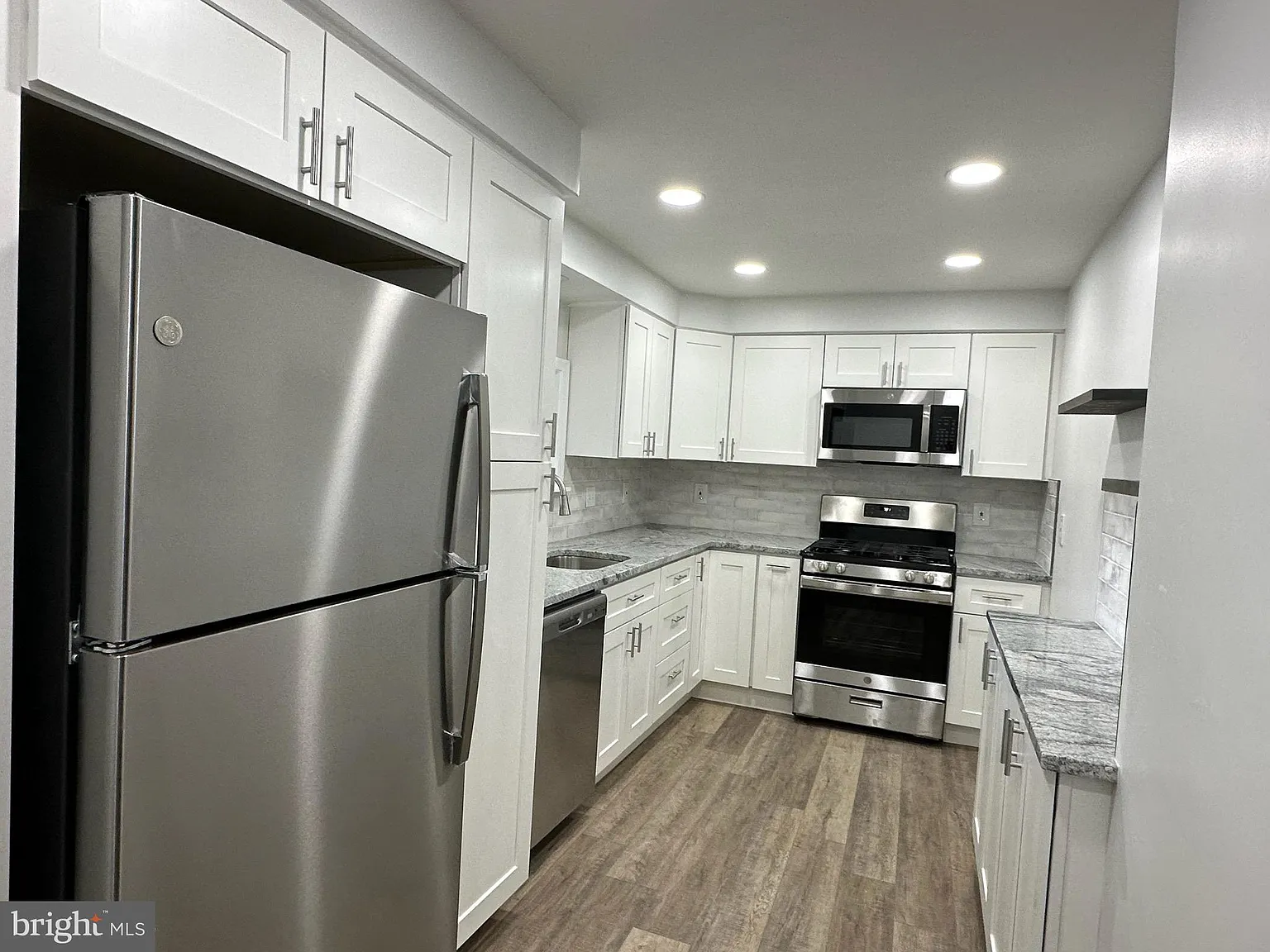 4 bed, 2020 sqft, $2,700 — Photo 3