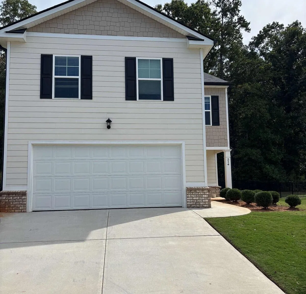 4 bed, 2.5 bath, 1929 sqft, $1,999 — Photo 1