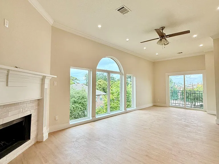 1323 Rosewood St — Photo 9