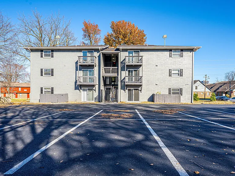 440 E Madison St — Photo 37