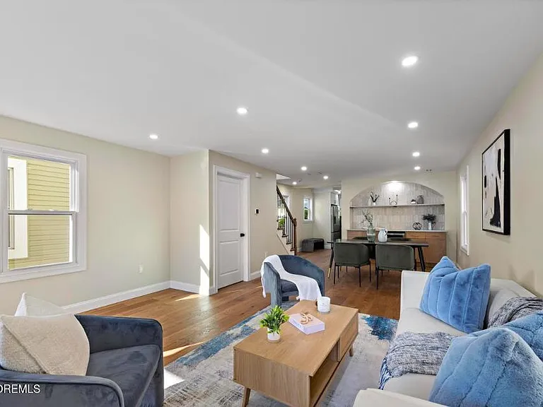 824 Dunlewy St — Photo 16