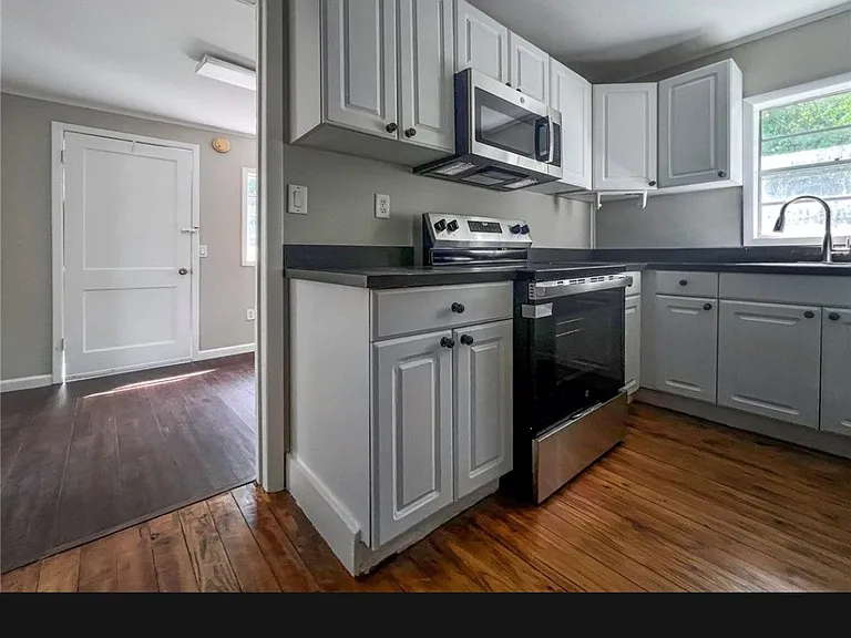 206 E Hall St — Photo 10