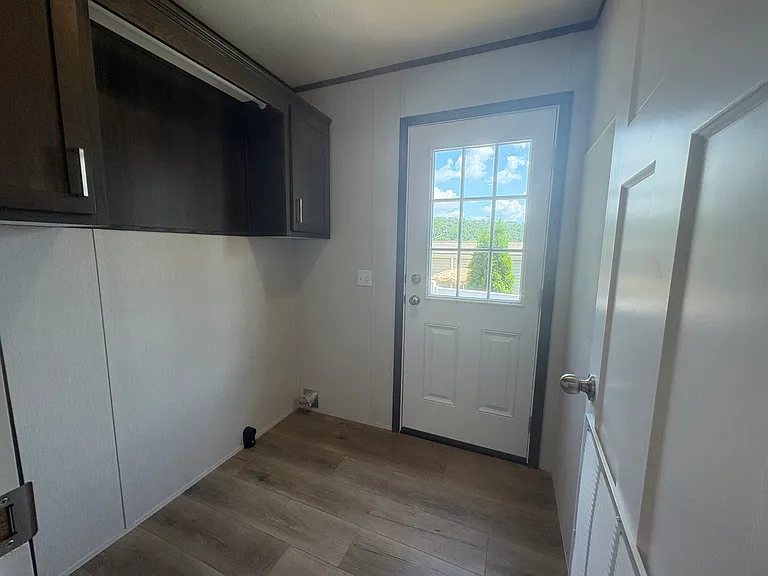 223 Lexington Dr — Photo 4