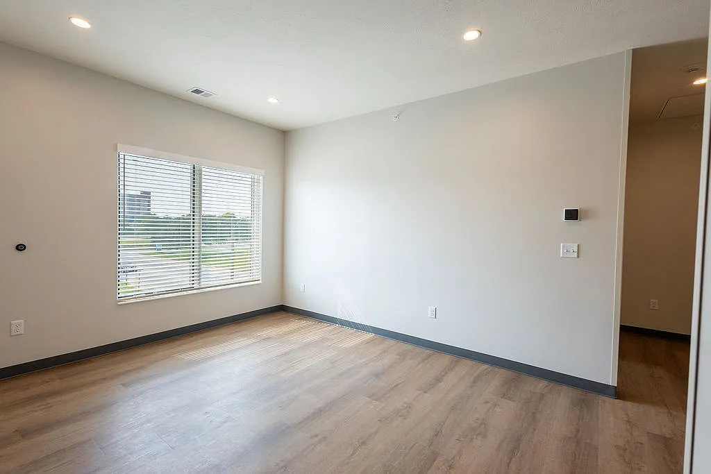 611 Carey Ave N — Photo 3