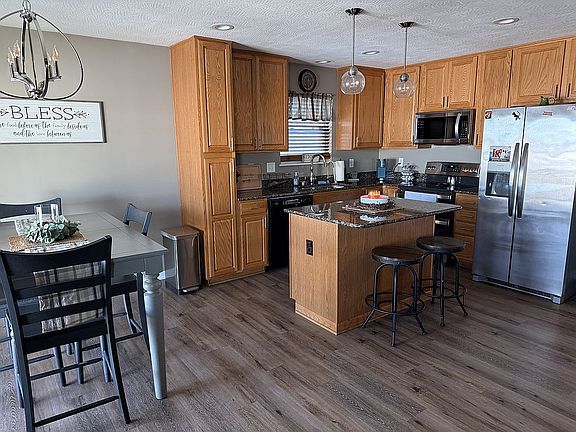 5th image of 159 Chestnut Commons Dr